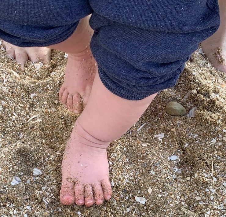 petits pieds dans le sable