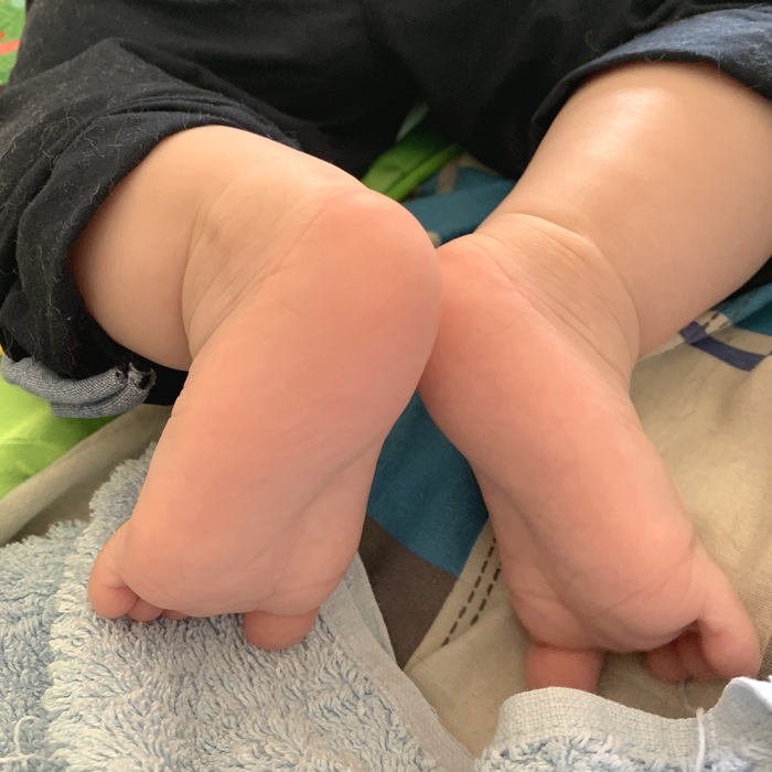 petits pieds de bébé de 7 mois