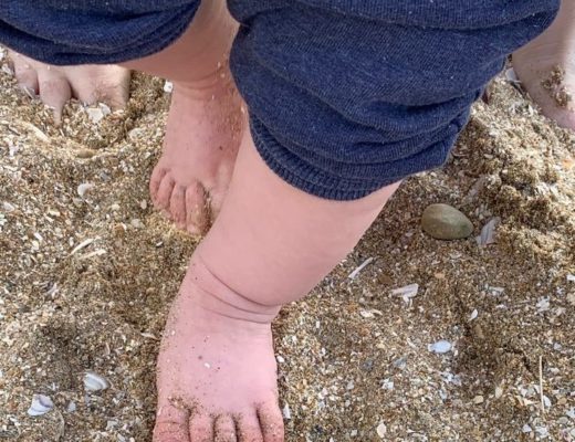 petits pieds de bébé dans le sable