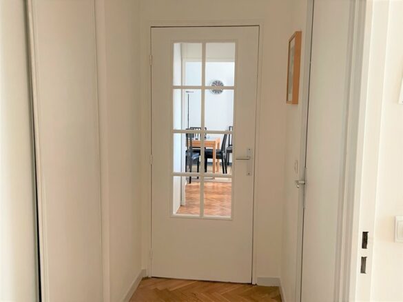Transformer une porte pleine en porte vitrée pour plus de lumière