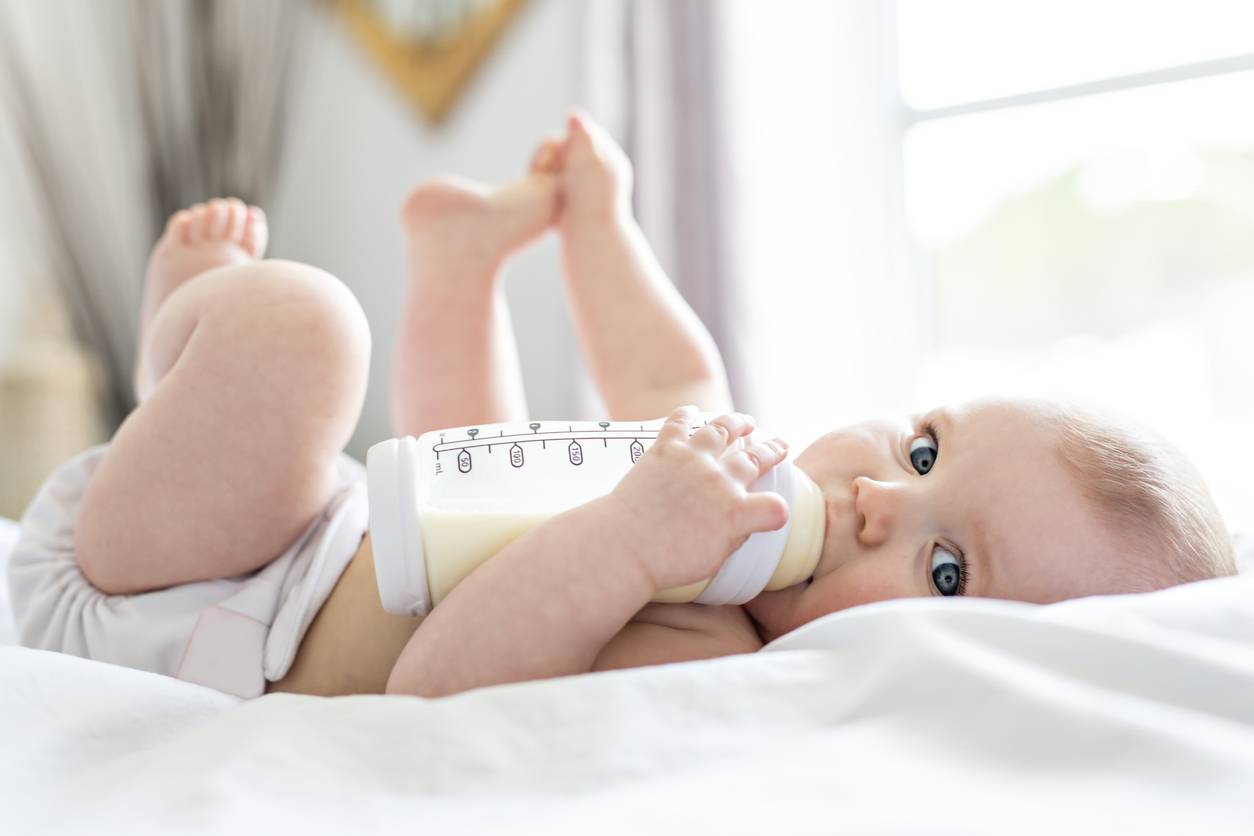 bébé prenant du lait